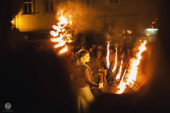 Bild: Feuershow / LED-Scharzlichtshow