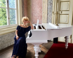 Bild: Pianistin Organistin Sängerin 