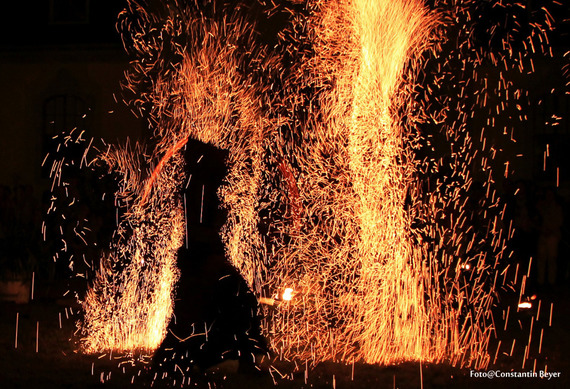 Bild: Feuershow / LED-Scharzlichtshow